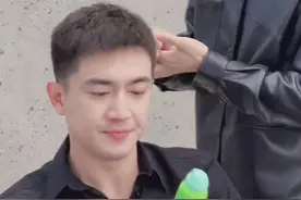 林更新现身理发店做造型，面部发福脸挂不住肉，生图暴露真实年龄图片