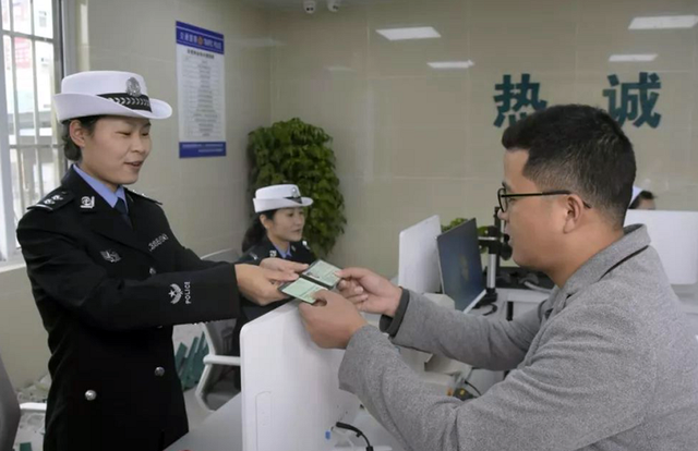 C1新手驾驶人注意了，满足2个换证条件，驾驶证可以“终身免换”