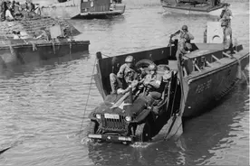 二战诺曼底盟军登陆艇为啥设计成前开门的，真的头铁不怕死吗？图片