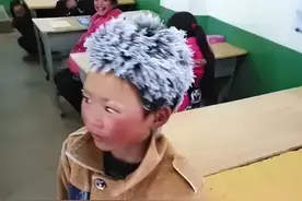 2018年云南冰花男孩走山路上学，头发结满冰霜，后来怎么样了？图片