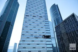 凌晨突发！莫斯科一大楼被无人机击中图片
