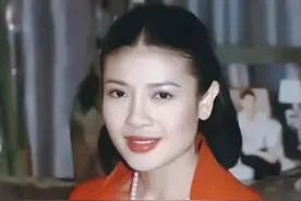 2014年泰国最美王妃，被爆出赤裸趴地给狗喂食，全程多人围观录像图片