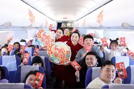 重庆航空主题航班带旅客云端迎春图片