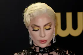 Lady Gaga着深V长裙性感美艳 眼神犀利气场超强图片