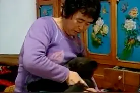2010年辽宁农妇收留黑熊“弃婴”，当成孙子养，驯养得温顺可爱图片