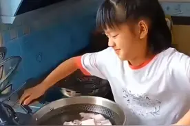 别人家孩子的暑假！9岁女孩喜欢做美食，假期承包妈妈一日三餐图片