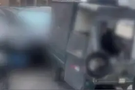 大爷开三轮车连撞10多辆车，“都说他喝酒了”，被撞车主：他当场掏出1万元，赔了3辆车图片