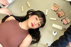 Red Velvet朴秀荣躺下拍画报，身材“丰满有型”，毫不屈辱的美貌图片