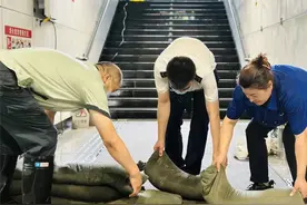 哈尔滨地铁保洁队长苗洪波：汛期一到，忙得如同“陀螺”图片