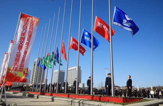 闪电号>其他>威海日报>文登区举行优秀企业旗帜广场升旗仪式.