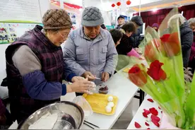 老年人居家养老，如何选择称心的保姆，听听过来人给出的三个建议图片