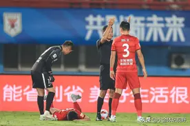 韦世豪撞断对手4根肋骨！前国脚或赛季报销，广州前锋黄牌都没有图片