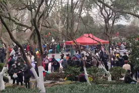 年薪100w求对象？实探杭州西湖“相亲角”，已婚的、未婚的都赶着去了？图片