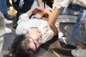 “干饭三姐妹”被网暴，母亲随后删除视频，保护孩子是母亲本能图片