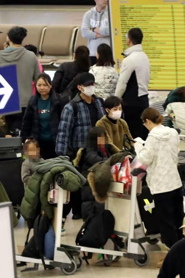 孙俪一家四口罕走机场，穿貂皮大衣像阔太太，一对儿女超可爱