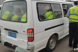 危险！小型客车超员超120%图片