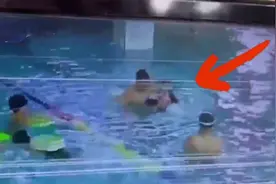 河南一游泳馆救生员强按女孩头部入水，方式粗暴已被开除图片