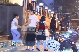 陈好一家五口中秋吃家宴，俩女儿身高已超妈妈肩膀，儿子身材敦实图片