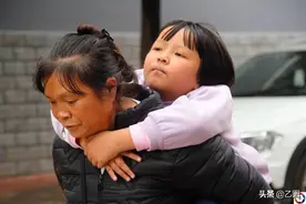 10岁女孩至今不会走路，在爸爸家暴中长大，妈妈为她撑起一片天图片