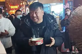 《狂飙》播完，“徐江”贾冰回老家吃路边摊被围堵，他真的红了？图片