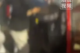 疑因费用问题，女孩当街殴打三轮车阿姨，“10块我都不给你”，警方：已介入，正在调查处理中图片
