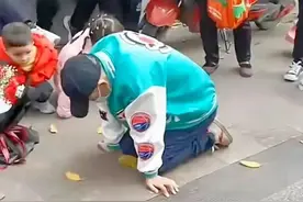 痴情男冒雨跪一天一夜，求女友复合，谁劝怼谁，网友：这人太偏激图片