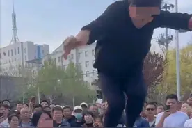 大瓜，疑原配当街堵住小三，纵身踩破前风挡，车中女子花容失色图片