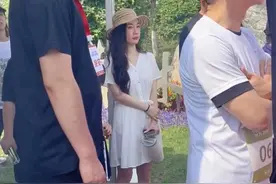 霍思燕带儿子参加周润发亲子跑，穿短裙身材五五分，双腿疤痕明显图片