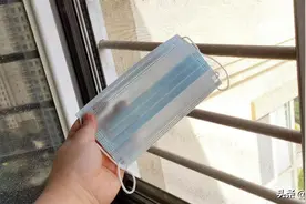 家里的纱窗不管多脏多黑，用1个口罩，不拆不卸，瞬间焕然一新图片