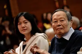 28岁的翁帆嫁给82岁的杨振宁，到底是为了什么？17年后说出实情图片
