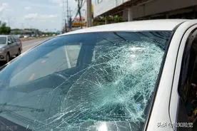 车玻璃被砸了，保险公司能赔吗？图片