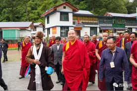 班禅额尔德尼·确吉杰布在山南考察学习并开展佛事活动图片