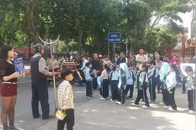 新型接娃方式正在城市里兴起了，双职工家庭很满意：安全又划算图片