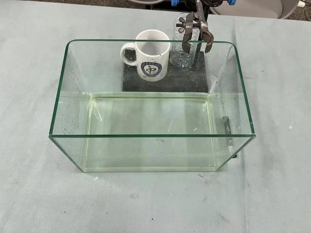 我们从物理学原理出发证明了奥特曼的激光可以拐弯 | 正经玩