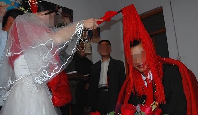 70岁大爷去嫖娼，失足女无奈只能苦苦哀求：大爷，求你做个人吧！