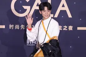 今晚红毯太开挂！男明星造型全封神，丁真首次走红毯穿藏袍变赢家图片