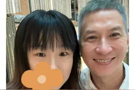 58岁张家辉被偶遇，发色张扬，一身衣服皱巴巴，影帝如今怎样了图片