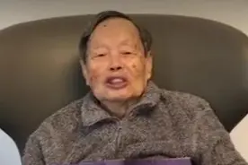 杨振宁的健康已完全康复！翁帆经常陪着他，在别墅附近锻炼身体图片