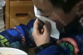 妈妈离世，男孩把头埋在碗上默默流泪，奶奶出现后，反应令人心疼图片