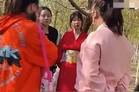 辽宁女孩穿日本和服逛公园，路人看不下去了，劝她多读中国历史图片