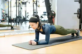 平板支撑好处非常多！平板支撑做多久可以减肥，可以练出腹肌吗？图片