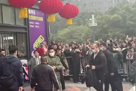 刘德华现身成都路演，穿“军大衣”现身，和众人打招呼超接地气图片