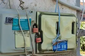 诸城市皇华镇尚家庄子村电表箱变形 居民担心漏电图片