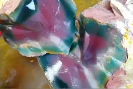 秦岭矿山的某一角，有一种天然之色 秦紫玉图片