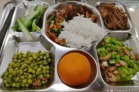 幼儿园老师晒午餐，家长看后不满质问：为何我家娃吃得不一样？图片