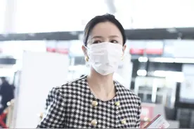 佟丽娅现身机场，千鸟格外套搭休闲裤，知性优雅很时髦！图片