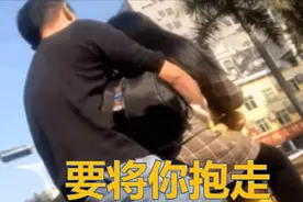 女子去看孩子，不料被前夫死死抱住不松手，前夫哀求：再住几天吧图片