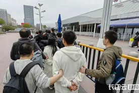 取快递也能扫码领奖？武汉警方破获 52 万元 “快递中奖” 诈骗案图片