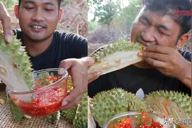柬埔寨奇葩小哥挑战猎奇菜单 吃榴莲壳在泰走红图片