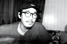 张国立儿子张默精神状况引担忧，晒焚火和手枪图片，自认是坑爹王图片